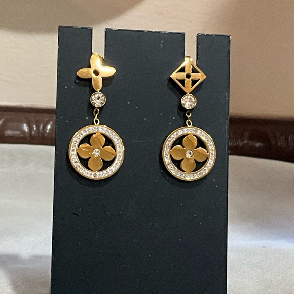 Elegant Gold and Crystal Drop Earrings - Picture 5 of 10